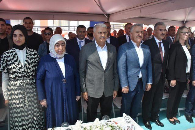 Binali Yıldırım, İzmir'de ilkokulun açılışını yaptı