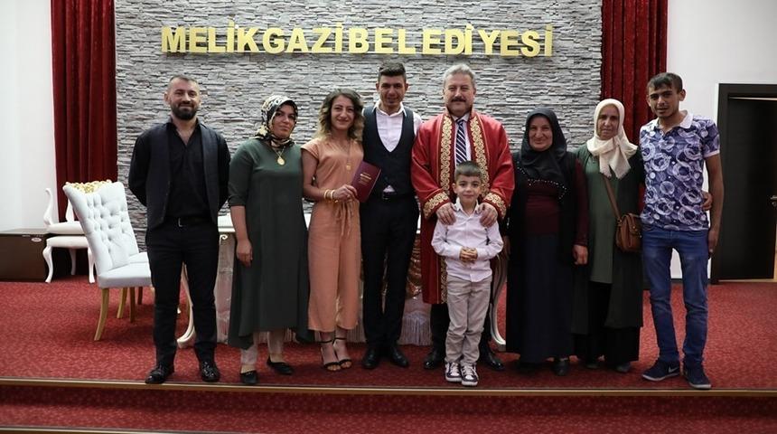 Melikgazi&rsquo;de &rsquo;09.09.2019 g&uuml;n&uuml; Saat: 09.09&rsquo; da 45 nikah kıyıldı