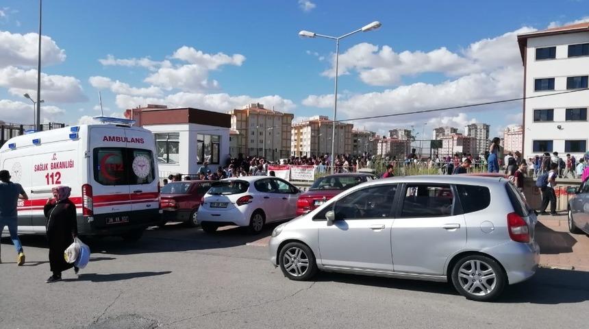 Sınıfın asma tavanındaki kartonpiyer &ouml;ğrencinin &uuml;zerine d&uuml;şt&uuml;