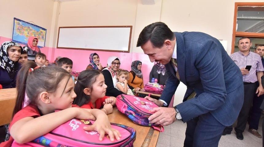 Karatay Belediyesinden okula yeni başlayan &ouml;ğrencilere hediye