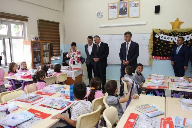 Başkan Kılıç okulların ilk gününde öğrencileri yalnız bırakmadı