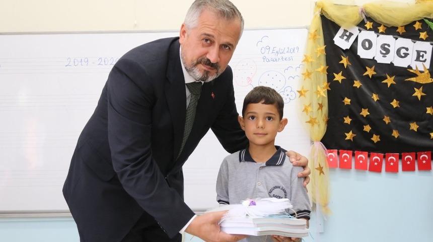 Başkan Kılı&ccedil; okulların ilk g&uuml;n&uuml;nde &ouml;ğrencileri yalnız bırakmadı