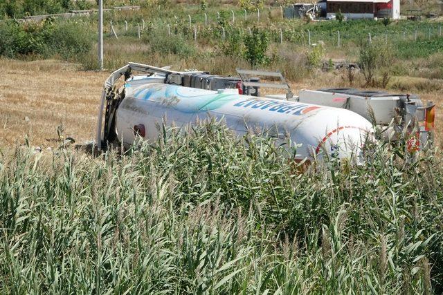 20 ton LPG ile takla atan tanker boşaltılacak