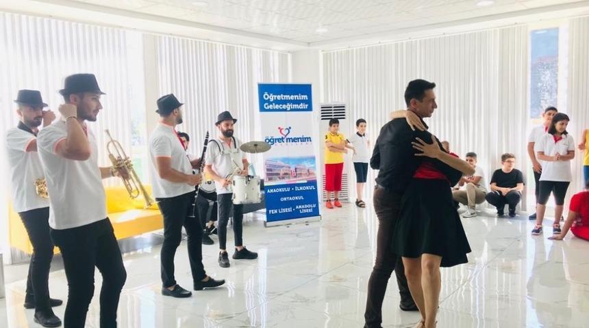 &Ccedil;ocuklar okulun ilk g&uuml;n&uuml;nde tiyatro g&ouml;sterisi ile buluştu
