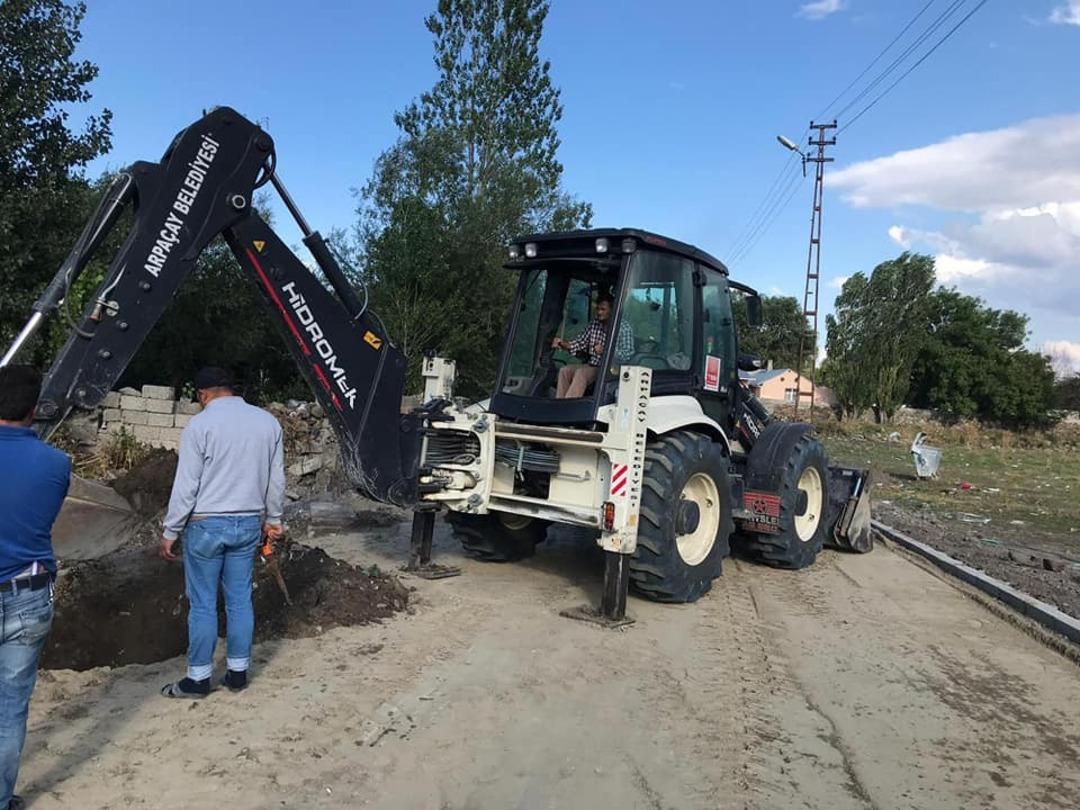 Başkan Altay, iş&ccedil;ilerle parke taş d&ouml;şedi
