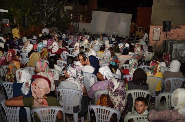 Tarsus’ta açık havada yaklaşık 50 bin kişi film izledi