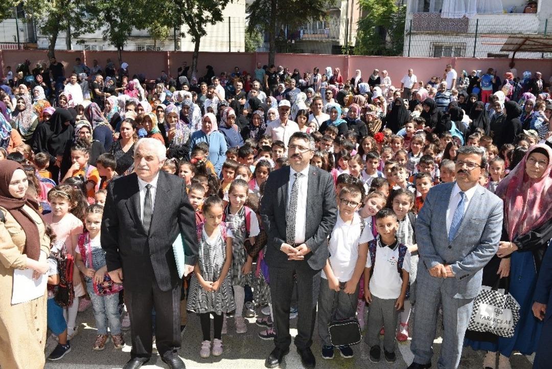 Başkan Yılmaz, ilk ders g&uuml;n&uuml;nde kendi okulunda