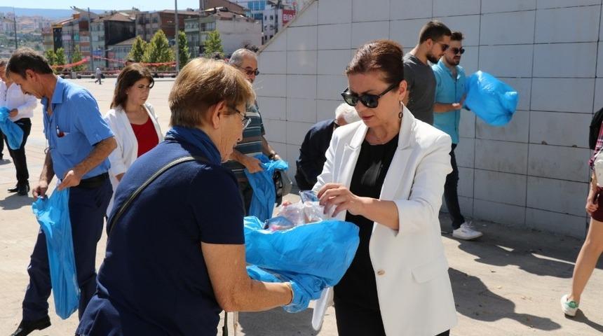 Başkan K&ouml;se, kent meydanında temizlik yaptı