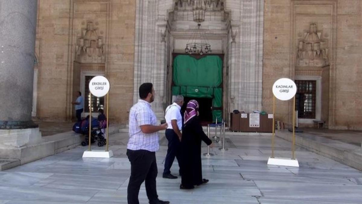 Selimiye Camisi&rsquo;nde kadın-erkek girişleri ayrıldı