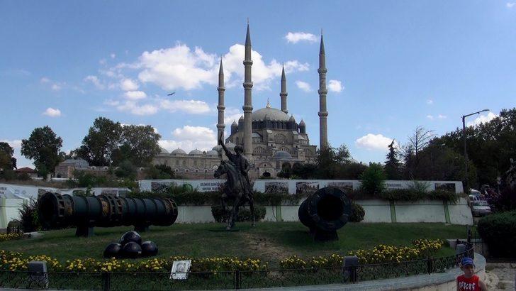 Selimiye Camisi’nde kadın-erkek girişleri ayrıldı G2