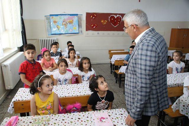 Başkan Güder, öğrencileri ilk eğitim gününde yalnız bırakmadı