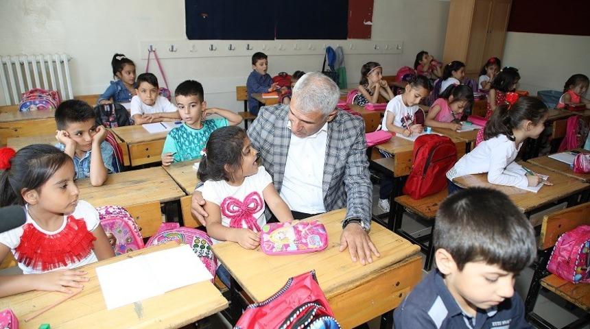 Başkan G&uuml;der, &ouml;ğrencileri ilk eğitim g&uuml;n&uuml;nde yalnız bırakmadı