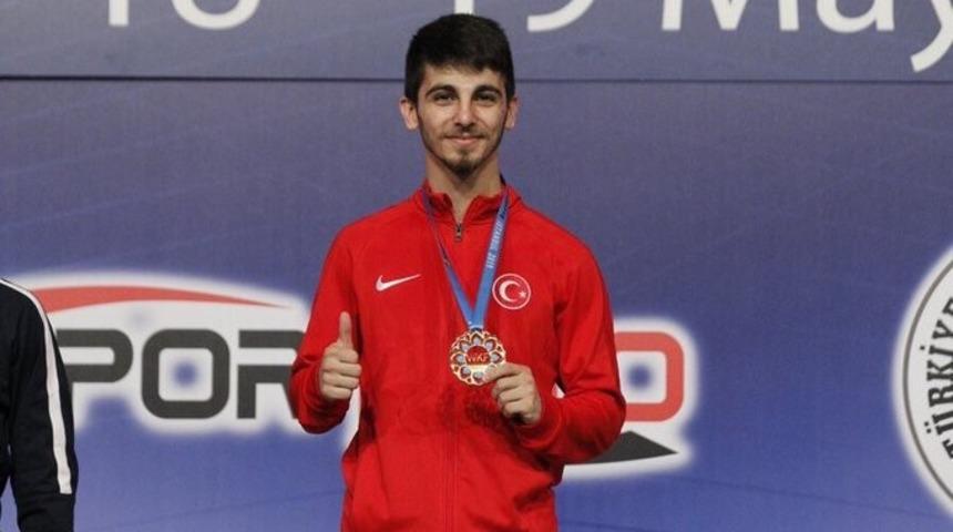 Darıcalı karateci Tokyo&rsquo;dan madalya ile d&ouml;nd&uuml;