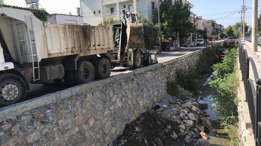 Muğla B&uuml;y&uuml;kşehir 17 kilometre dere temizliği yaptı