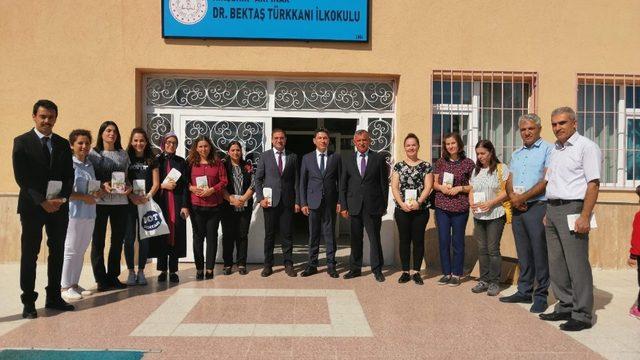 Akpınar Belediye Başkanı Turgut ilçedeki öğretmenlere ’Beyaz Zambaklar Ülkesi’ kitabını hediye etti