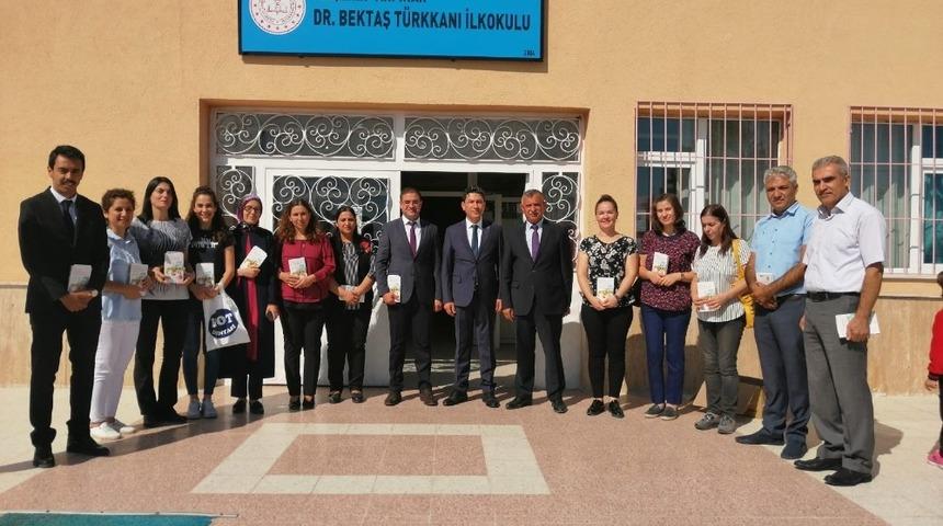 Akpınar Belediye Başkanı Turgut il&ccedil;edeki &ouml;ğretmenlere &rsquo;Beyaz Zambaklar &Uuml;lkesi&rsquo; kitabını hediye etti