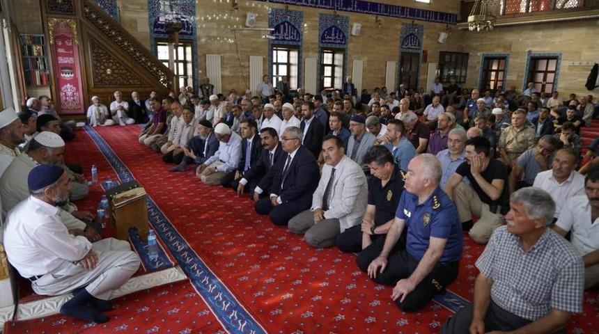 Vali Do&ccedil;. Dr. G&uuml;nd&uuml;z&ouml;z, trafik kazasında vefat eden polis memurları Tatlısu ve Altaş i&ccedil;in d&uuml;zenlenen mevlid programlarına katıldı