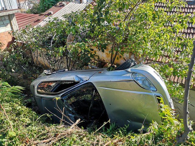 Pendik'te otomobil gecekondunun bahçesine uçtu