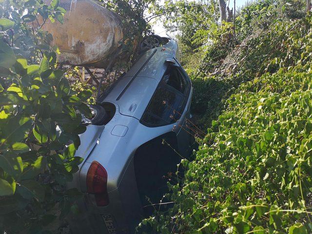 Pendik'te otomobil gecekondunun bahçesine uçtu