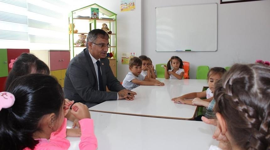 Kaymakam Yavuz, minik &ouml;ğrencilerin ilk g&uuml;n heyecanına ortak oldu