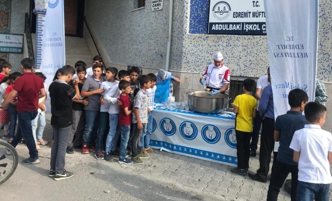 Edremit Belediyesi 5 bin kişiye aşure dağıttı