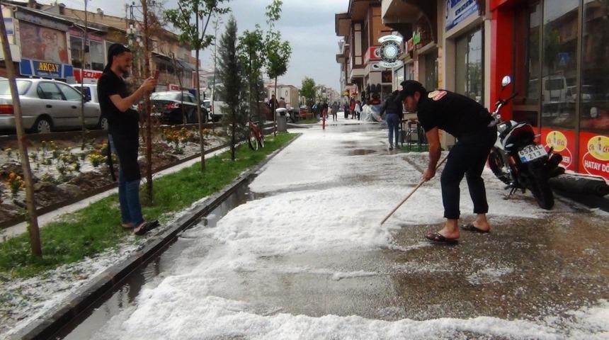 15 dakika devam eden dolu Erciş&rsquo;i bu hale getirdi