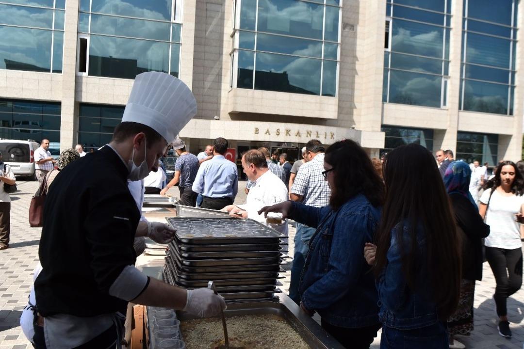 Ankara B&uuml;y&uuml;kşehir Belediyesi&rsquo;nden aşure ikramı