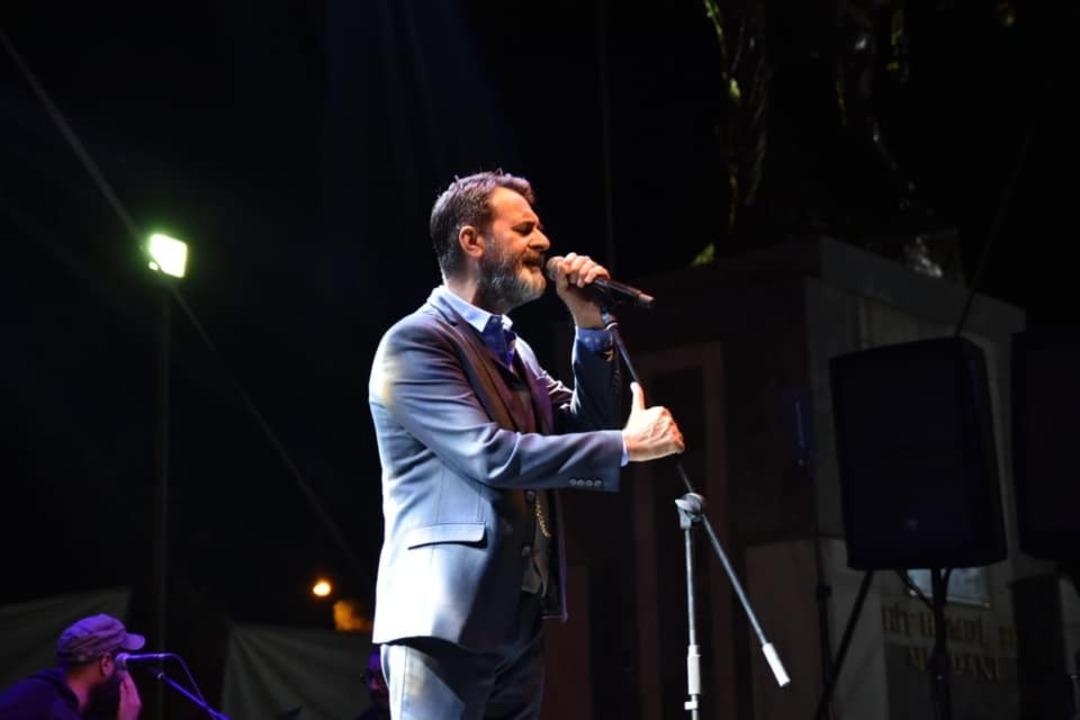 Edremit&rsquo;te H&uuml;seyin Turan m&uuml;zik ziyafeti verdi