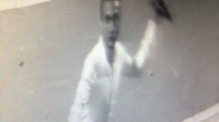 G&uuml;venlik kamerasına i&ccedil;ki şişesi fırlatan şahıs g&ouml;zaltına alındı