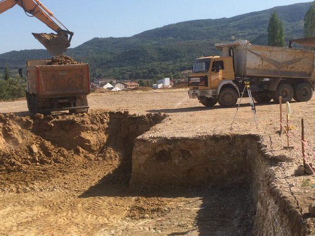 Okul temeli kazısında Roma dönemine ait mezar taşı bulundu