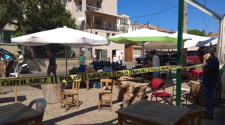 Fo&ccedil;a'da kafeterya sahibi silahlı saldırıda yaralandı