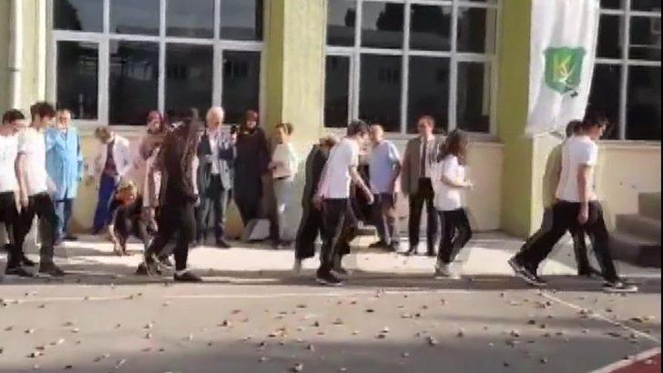 Kadıköy Anadolu Lisesi'ndeki simit atma etkinliği büyük tepki çekti! G2