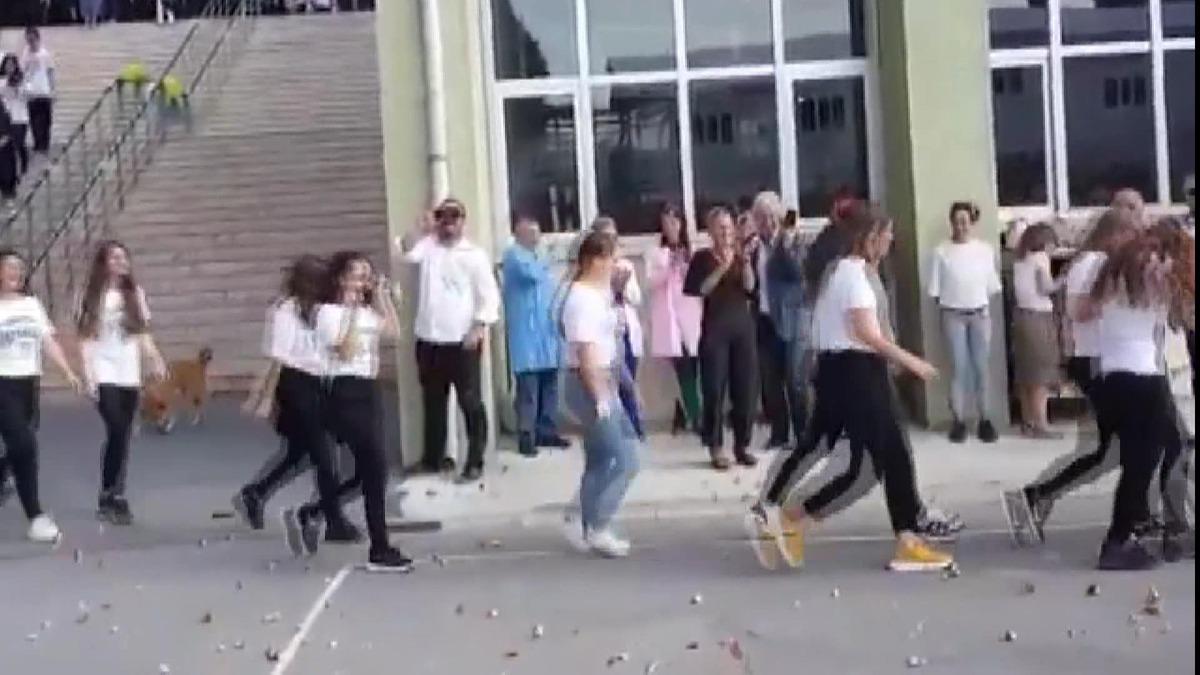 Kadık&ouml;y Anadolu Lisesi'ndeki simit atma etkinliği b&uuml;y&uuml;k tepki &ccedil;ekti!