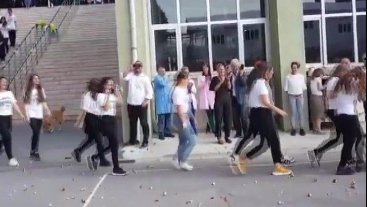Kadıköy Anadolu Lisesi'ndeki simit atma etkinliği büyük tepki çekti! G1