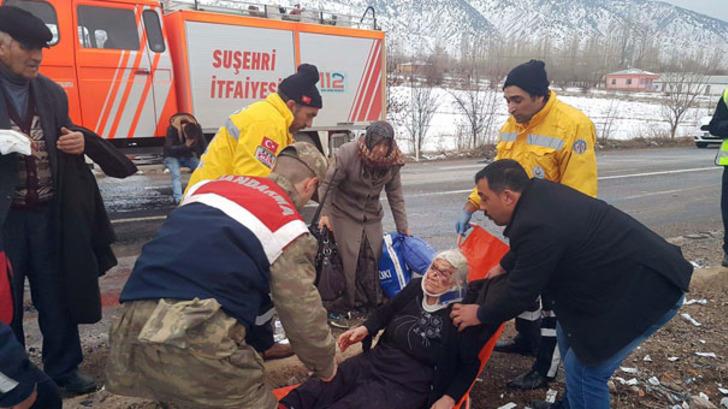 Sivas'ta yolcu otobüsü devrildi! G2