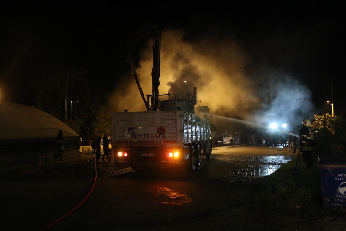 İş&ccedil;iler kontrol ederken ger&ccedil;ekleşti! Kamyon kasasındaki boya kazanı bomba gibi patladı!