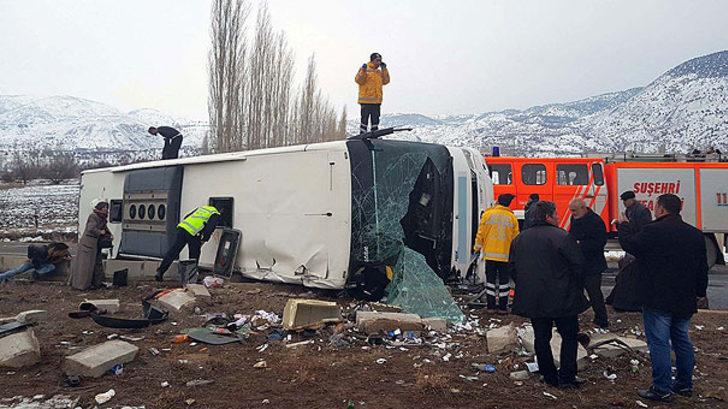 Sivas'ta yolcu otobüsü devrildi! G3