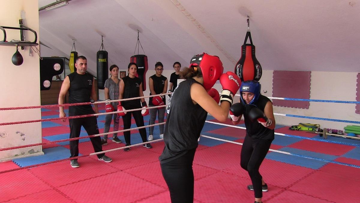 Kadınlar kendilerini korusun diye &uuml;cretsiz boks eğitimi veriyor
