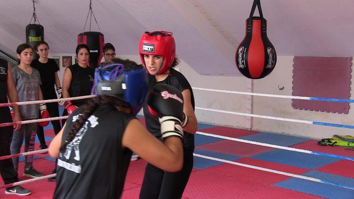 Kadınlar kendilerini korusun diye ücretsiz boks eğitimi veriyor G2