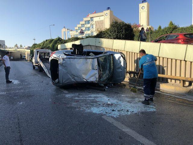 Avcılar’da ıslak zeminde kontrolden çıkan araç takla attı