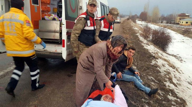 Sivas'ta yolcu otobüsü devrildi! G4