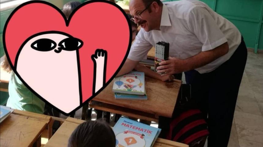 Okulun ilk günü minik öğrenciden duygulandıran davranış