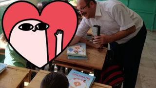 Okulun ilk günü minik öğrenciden duygulandıran davranış