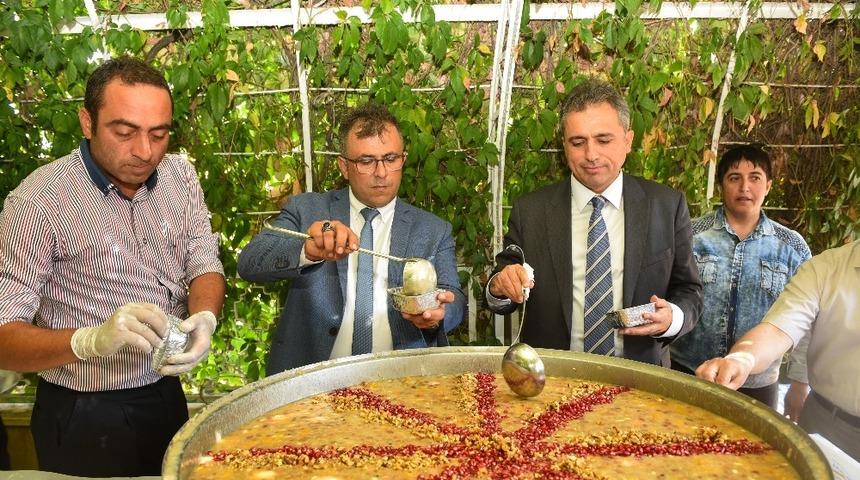 Taşk&ouml;pr&uuml;&rsquo;de 3 bin kişiye aşure ikram edildi