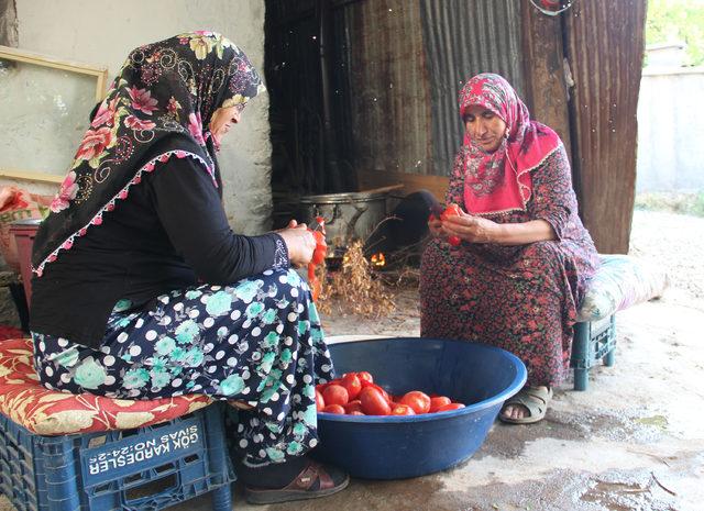 Sivaslı kadınların 'kışlık menemen' mesaisi