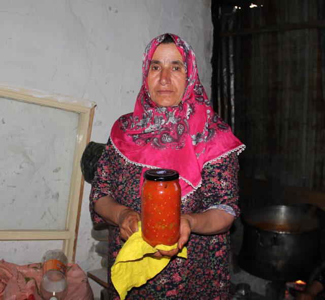 Sivaslı kadınların 'kışlık menemen' mesaisi