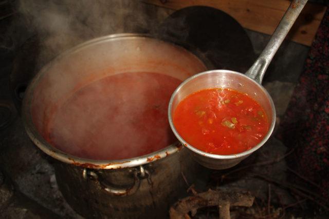 Sivaslı kadınların 'kışlık menemen' mesaisi