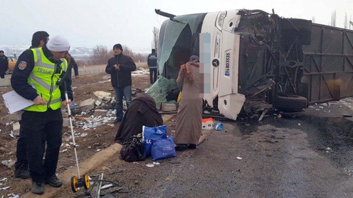 Sivas'ta yolcu otobüsü devrildi! G5
