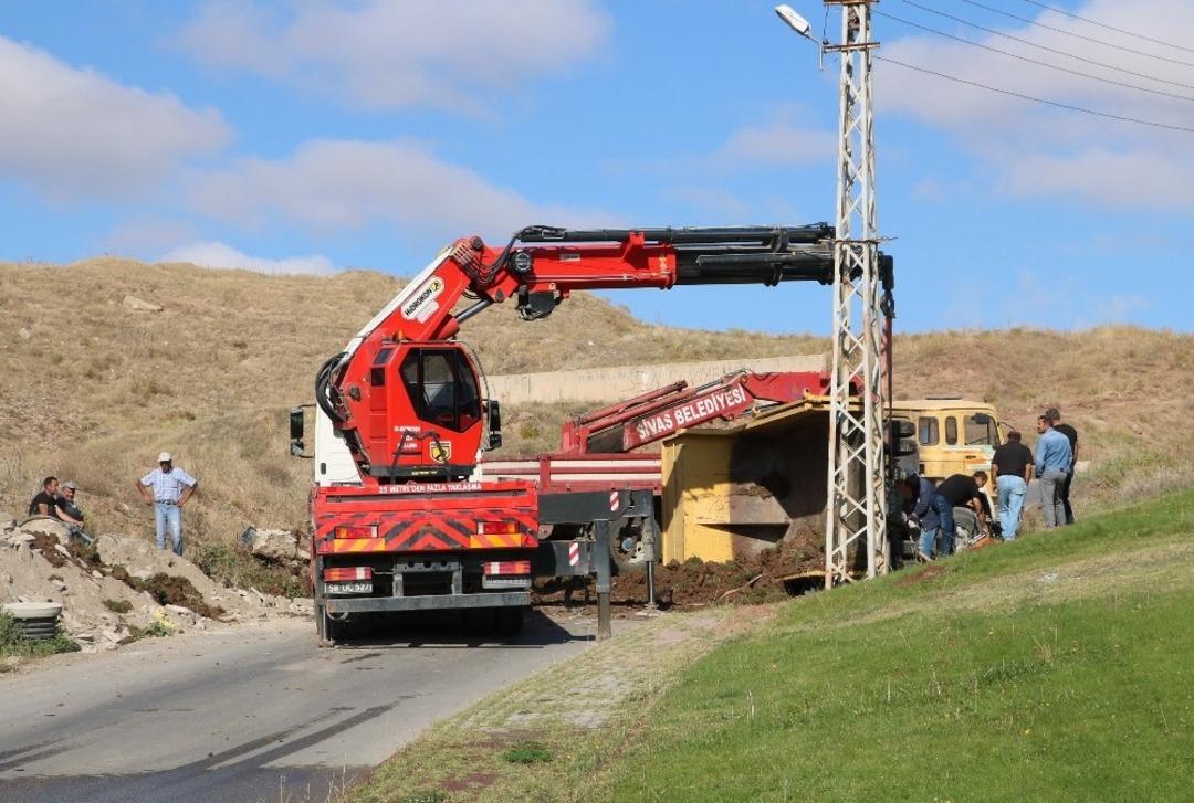 Toprak y&uuml;kl&uuml;  kamyon yan yattı: 1 yaralı