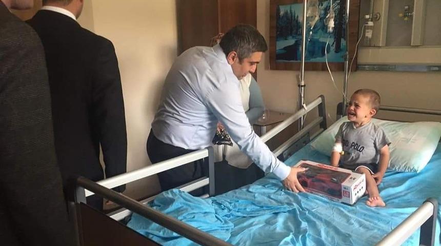 Tutak Kaymakamı Karaaslan&rsquo;dan hastalara moral ziyaret